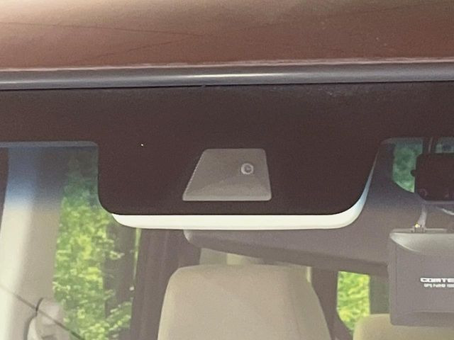 【ホンダセンシング】走行中に前方の車両等を認識し、衝突しそうな時は警報とブレーキで衝突回避と被害軽減をアシスト。より安全にドライブをお楽しみいただけます。