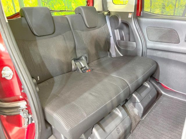 後部座席も気になるようなキズ・汚れやへたり等、大きなダメージはなく、良好な状態です。