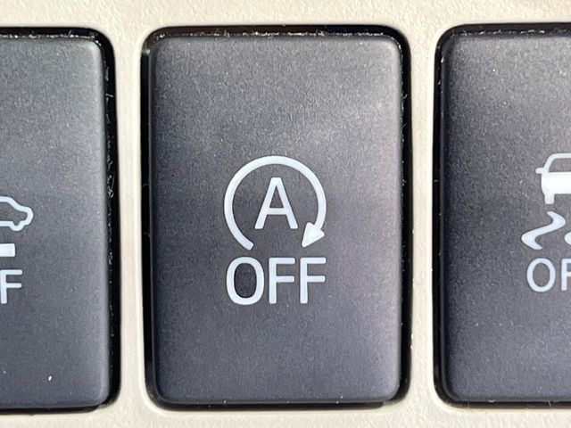 【アイドリングストップ】赤信号や渋滞で停車した際にエンジンを停止し、無駄な燃料の消費を抑えます。燃費向上や環境保護につなげる機能♪エンジンはブレーキを離せば再始動します。