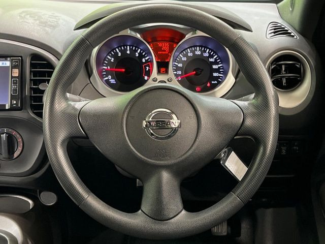 インテリアに合わせたデザインのステアリングは、運転される方のことも考え、運転しやすい形状、大きさです。是非一度、実際に触ってお確かめください。