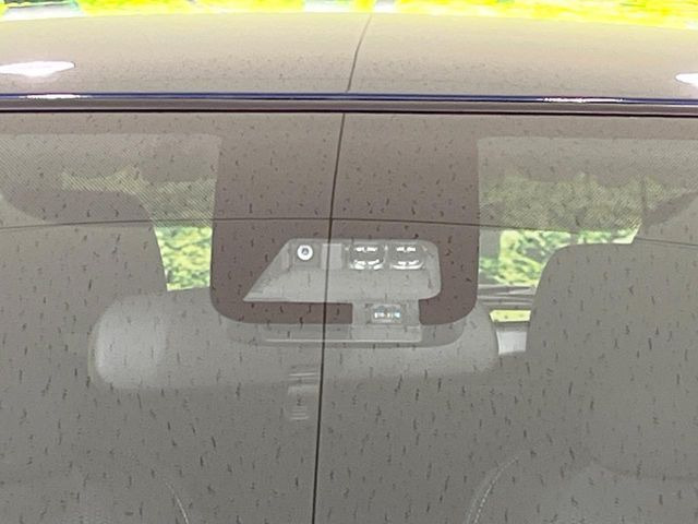 【トヨタセーフティセンス】走行中に前方の車両等を認識し、衝突しそうな時は警報とブレーキで衝突回避と被害軽減をアシスト。より安全にドライブをお楽しみいただけます。