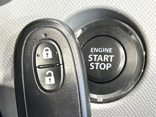 【キーレススタートシステム】カバンやポケットに入れたままでもドアの施錠・解錠が可能なスマートキーを装備。エンジンのオン・オフ時もカギを取り出す必要が無いからとっても便利です♪
