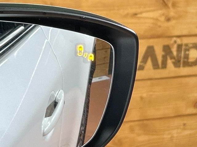 【ブラインドスポットモニタリング】走行中、ドアミラーの死角になりやすい箇所に後続車が接近するとサイドミラー付近に警告を表示、ドライバーに注意喚起をしてくれます。