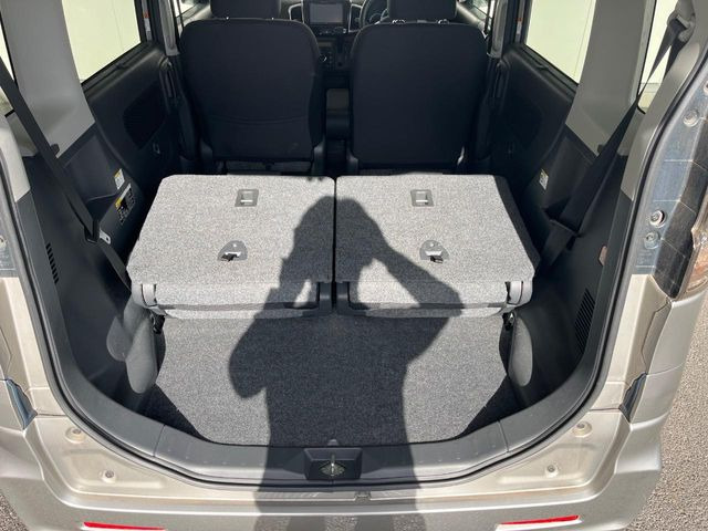 ���i�̂���������ʋ΁A���}���ɏ\���ȉ׎��X�y�[�X���m�ۂ��Ă���܂��B�Z�J���h�V�[�g��|���ƁA�傫�ȉו��̐ύڂ��\�ł���