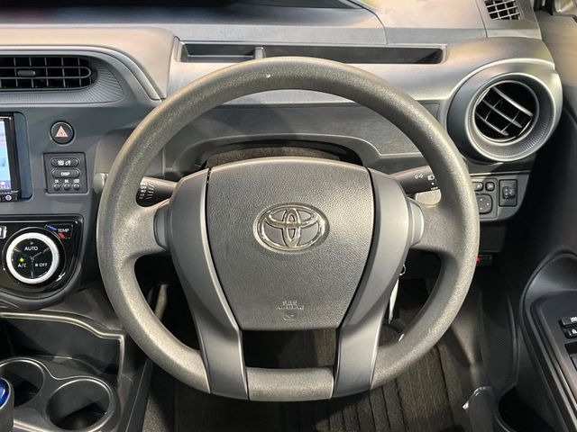 インテリアに合わせたデザインのステアリングは、運転される方のことも考え、運転しやすい形状、大きさです。是非一度、実際に触ってお確かめください。