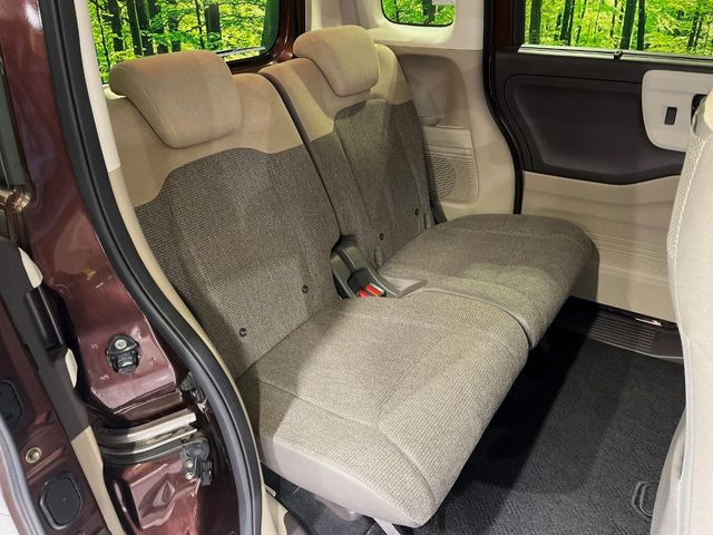 広々とした2列目シートは居住性が高く、居心地も快適!友達や家族とのお出かけにぴったりです。ベビーシートやチャイルドシート使用時も快適にお過ごしいただける十分な空間を確保しています。