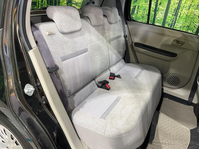 後部座席も気になるようなキズ・汚れやへたり等、大きなダメージはなく、良好な状態です。