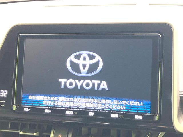 【大画面ナビ】人気の大型9インチナビを装備。存在感のある大画面はインパクト大!ナビ利用時のマップ表示は見やすく、テレビやDVDは臨場感がアップ!いつものドライブがグッと楽しくなります♪