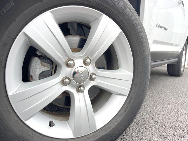 ●純正17インチアルミホイール:輸入車ならではの卓越した走りを支えるホイールと足回りです!日本車の走りに慣れている方にもぜひ体感して頂きたいほど、高いレベルでまとまっています!