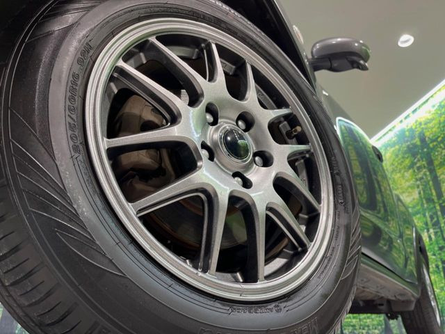 【16インチアルミホイール】外観にマッチしたアルミホイールを装着しております。各種アルミホイールや、スタッドレスタイヤも取扱いしております。是非ご相談ください♪