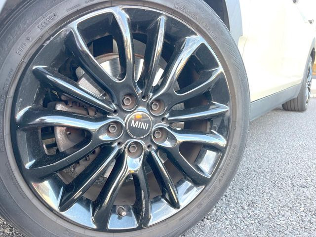 ●純正17インチアルミホイール:輸入車ならではの卓越した走りを支えるホイールと足回りです!日本車の走りに慣れている方にもぜひ体感して頂きたいほど、高いレベルでまとまっています!