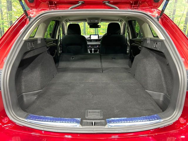 ラゲッジルームは、大容量のスペースを確保。普段のお買い物からレジャーまで、幅広く活躍してくれます!また、リアシートを倒すことでバリエーション豊かにお使いいただけます。