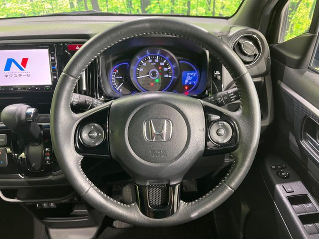 ステアリングも使用感が少なく、きれいな状態となっております♪