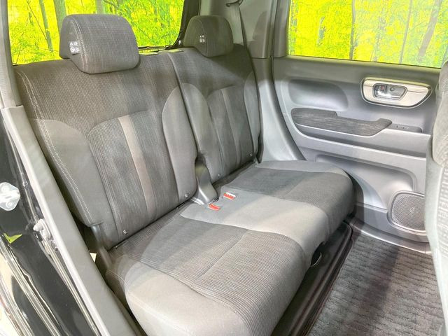 後部座席も気になるようなキズ・汚れやへたり等、大きなダメージはなく、良好な状態です。