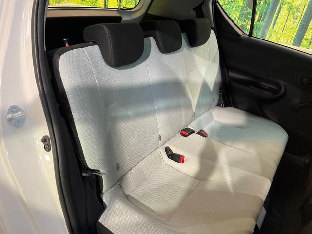 後部座席も気になるようなキズ・汚れやへたり等、大きなダメージはなく、良好な状態です。