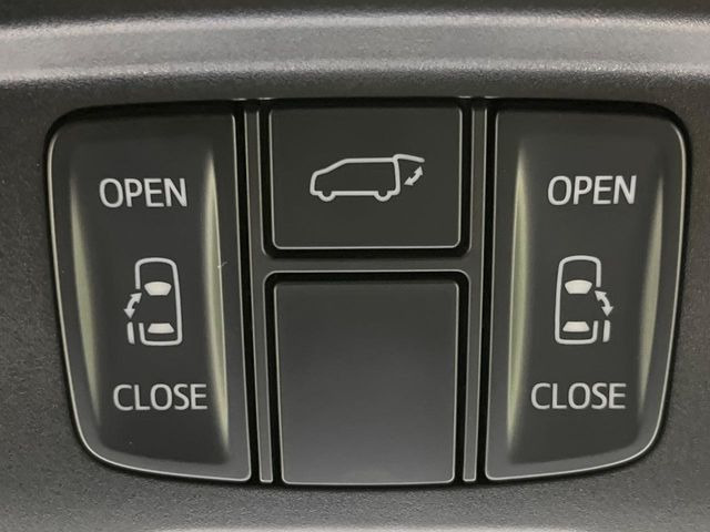 【両側パワースライドドア】スマートキーや運転席のスイッチで後席両側スライドドアの開閉が可能♪電動だから力を入れてドアを開ける必要が無く、小さなお子様でも簡単に開け閉めでき快適です♪