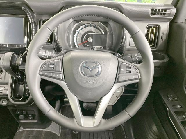 インテリアに合わせたデザインのステアリングは、運転される方のことも考え、運転しやすい形状、大きさです。是非一度、実際に触ってお確かめください。