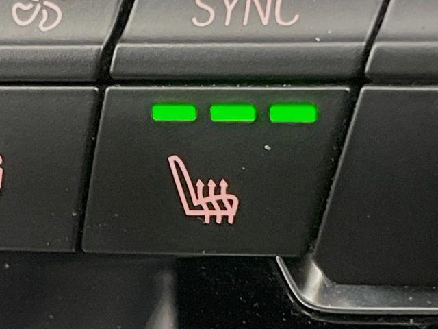 ●フロントシートヒーティング:運転席・助手席共に三段階で調節が可能なシートヒーターを装備しております。季節を問わず快適にご使用いただけます。