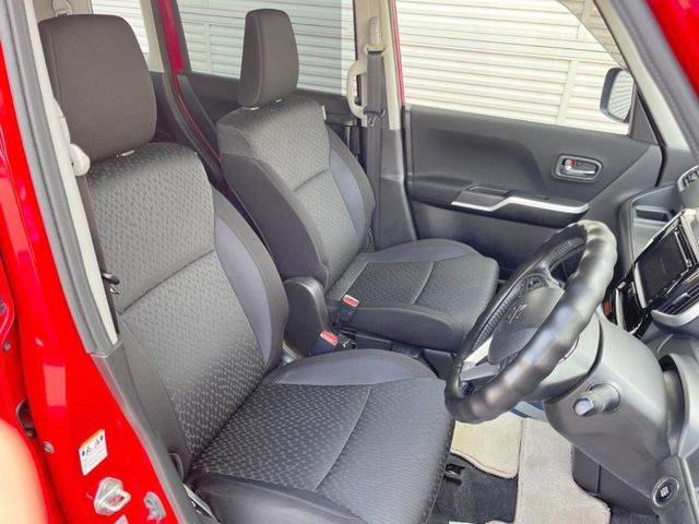 運転席まわりには十分なスペースがあり、大柄な方でもゆったり運転していただける環境です。