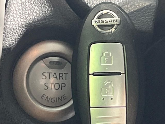 【インテリジェントキー】カバンやポケットに入れたままでもドアの施錠・解錠が可能なスマートキーを装備。エンジンのオン・オフ時もカギを取り出す必要が無いからとっても便利です♪