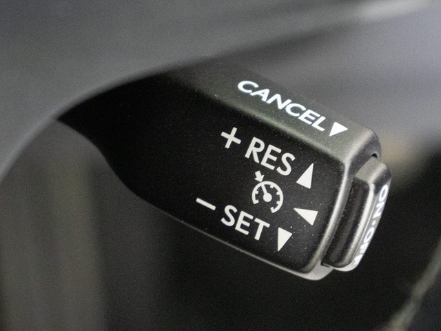 【オートクルーズコントロール】搭載。アクセル操作なしでも車が自動でスピードを保ってくれる機能です長距離の高速は楽々です