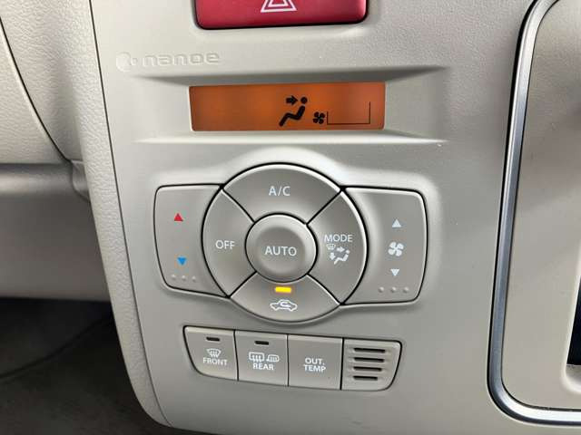 ★フルオートエアコン★エコクール!信号待などアイドリングストップ中でも冷たい風をキープ★エアコンの使用で凍る蓄冷材を空調ユニットに内蔵!低燃費にも大きく貢献してます★