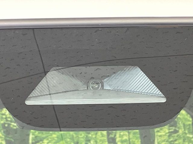 【ホンダセンシング】走行中に前方の車両等を認識し、衝突しそうな時は警報とブレーキで衝突回避と被害軽減をアシスト。より安全にドライブをお楽しみいただけます。