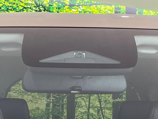 【ホンダセンシング】走行中に前方の車両等を認識し、衝突しそうな時は警報とブレーキで衝突回避と被害軽減をアシスト。より安全にドライブをお楽しみいただけます。