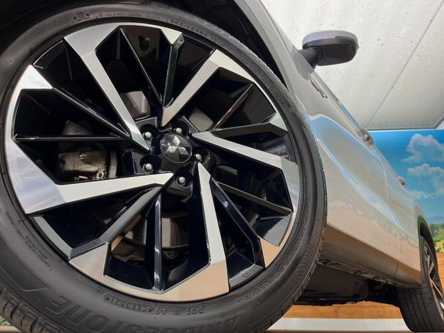 �y����20�C���`�A���~�z�C�[���z�O�ςɃ}�b�`���������A���~�z�C�[���𑕒����Ă���܂��B�e��ЊO�A���~�z�C�[����A�X�^�b�h���X�^�C�����戵�����Ă���܂��B���񂲑��k����������