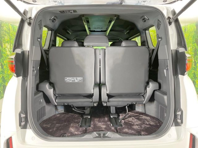 ラゲッジルームは、大容量のスペースを確保。普段のお買い物からレジャーまで、幅広く活躍してくれます!また、リアシートを倒すことでバリエーション豊かにお使いいただけます。