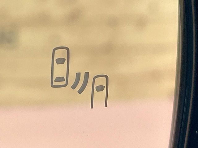 【ブラインドスポットモニター】走行中、ドアミラーの死角になりやすい箇所に後続車が接近するとサイドミラーのレンズに警告を表示!ドライバーに注意喚起をしてくれます。