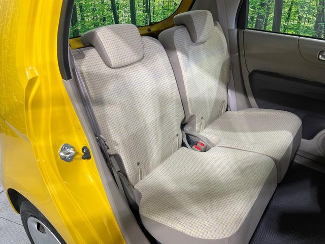 後部座席も気になるようなキズ・汚れやへたり等、大きなダメージはなく、良好な状態です。