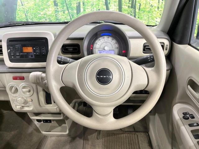 インテリアに合わせたデザインのステアリングは、運転される方のことも考え、運転しやすい形状、大きさです。是非一度、実際に触ってお確かめください。