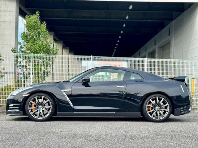 1�N�ԁA���s�������̃����O�ۏ؁B�ő�600���ځE24H 365���S���Ή����[�h�T�[�r�X�t�B���[�Ԍ�����S���Ē�����؂ɂ���蒸���܂��悤�A���ГƎ���GT-R35��p�ۏ؂����p�ӂ��Ă���܂��B