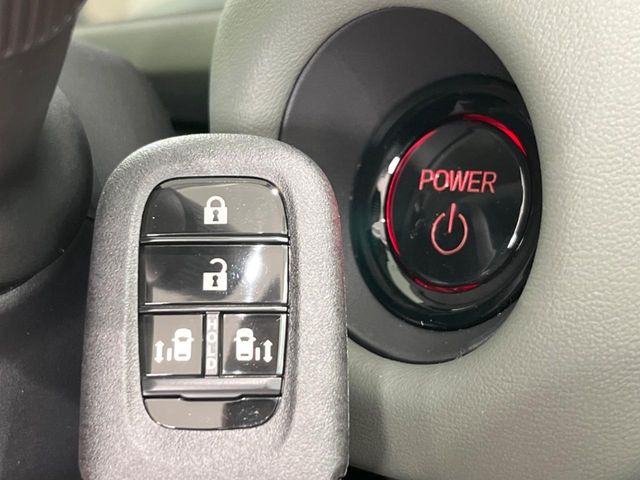 【Hondaスマートキー】カバンやポケットに入れたままでもドアの施錠・解錠が可能なスマートキーを装備。エンジンのオン・オフ時もカギを取り出す必要が無いからとっても便利です♪
