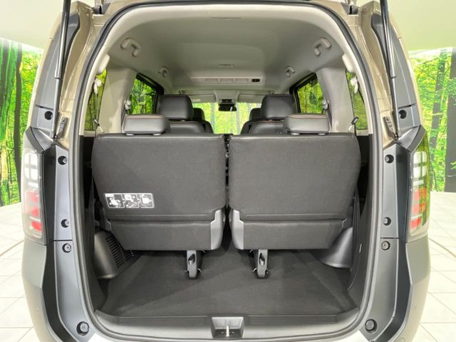 普段のお買い物や通勤、送迎等に十分な荷室スペースを確保しております。セカンドシートを倒すと、大きな荷物の積載も可能です♪