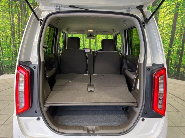 後席を格納すると、これだけの広さが!シーンに合わせたシートアレンジで、大きな荷物も積むことが出来ます♪