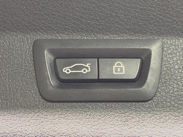 ●電動リアゲート:ワンタッチでリアゲートの開閉ができ、荷物などで両手が塞がっている状態でも簡単に開閉ができる便利機能です。