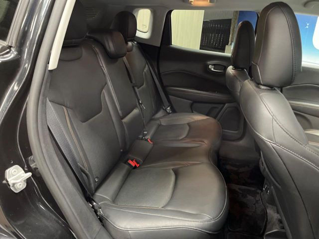 ●後部座席も気になるようなキズ・汚れやへたり等、大きなダメージはなく、良好な状態です。