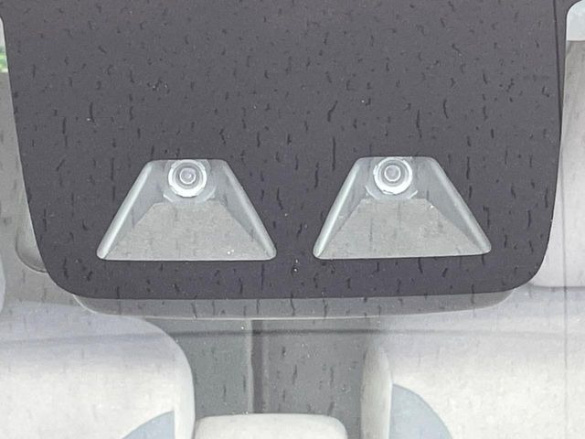 【スマートアシスト】走行中に前方の車両等を認識し、衝突しそうな時は警報とブレーキで衝突回避と被害軽減をアシスト。より安全にドライブをお楽しみいただけます。