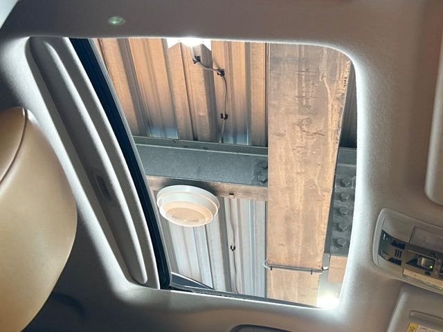 【サンルーフ】開放感たっぷりの希少装備、サンルーフが装着されています!車内に明かりを取り入れたり景色を楽しむ以外にも、車内の空気も簡単に換気できて快適です!