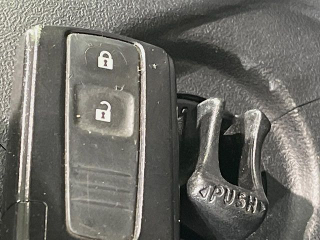 【キーフリーシステム】カバンやポケットに入れたままでもドアの施錠・解錠が可能なスマートキーを装備。エンジンのオン・オフ時もカギを取り出す必要が無いからとっても便利です♪