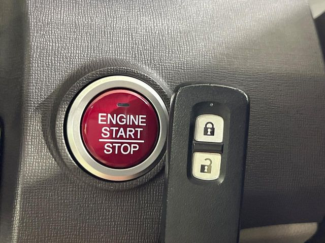 【Hondaスマートキー】カバンやポケットに入れたままでもドアの施錠・解錠が可能なスマートキーを装備。エンジンのオン・オフ時もカギを取り出す必要が無いからとっても便利です♪