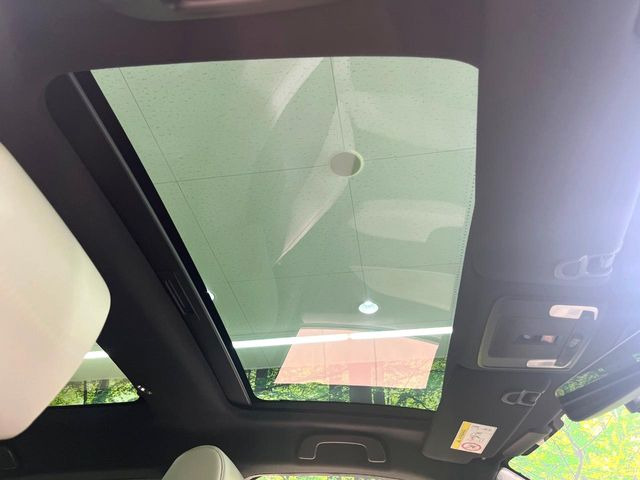 【パノラマルーフ】大型のガラスルーフ搭載で車内の解放感が一気にアップ!開放的なドライブをお楽しみいただけます。