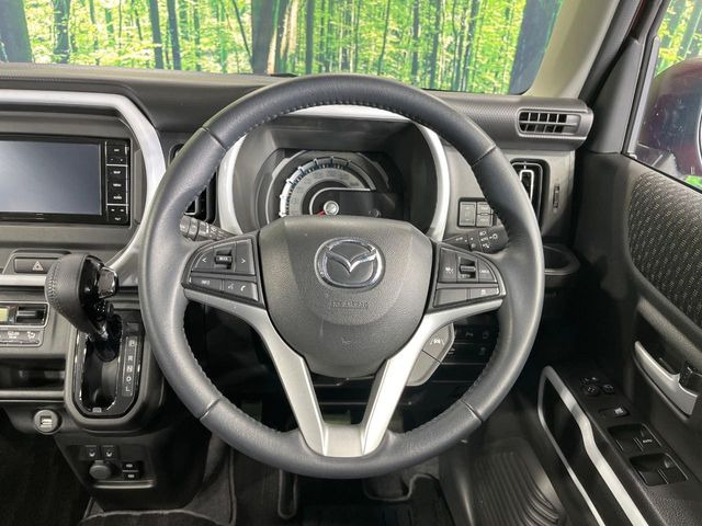 インテリアに合わせたデザインのステアリングは、運転される方のことも考え、運転しやすい形状、大きさです。是非一度、実際に触ってお確かめください。