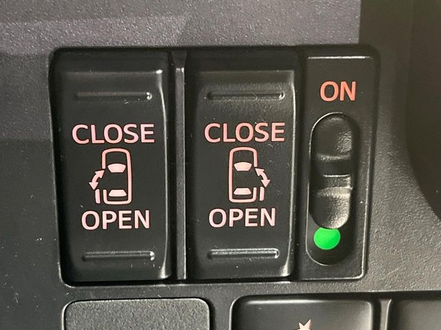 【両側パワースライドドア】スマートキーや運転席のスイッチで後席両側スライドドアの開閉が可能♪電動だから力を入れてドアを開ける必要が無く、小さなお子様でも簡単に開け閉めでき快適です♪