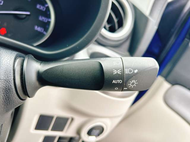 �y�I�[�g���C�g�z�ԊO�̖��邳�����m���āA�����I�Ƀw�b�h���C�g��_�����Ă���܂���g���l���𑖍s����ۂɂ��A�����I�ɓ_�����Ă���ĕ֗��ȑ�����1�ł���