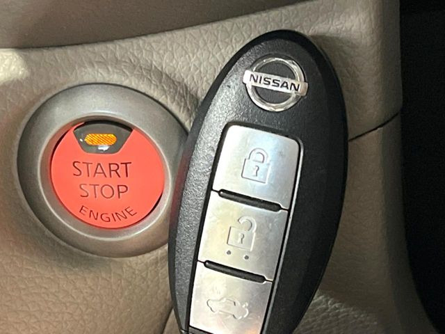 【インテリジェントキー】カバンやポケットに入れたままでもドアの施錠・解錠が可能なスマートキーを装備。エンジンのオン・オフ時もカギを取り出す必要が無いからとっても便利です♪