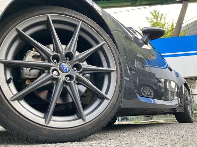 �y����18�C���`�A���~�z�C�[���z�O�ςɃ}�b�`���������A���~�z�C�[���𑕒����Ă���܂��B�e��ЊO�A���~�z�C�[����A�X�^�b�h���X�^�C�����戵�����Ă���܂��B���񂲑��k����������