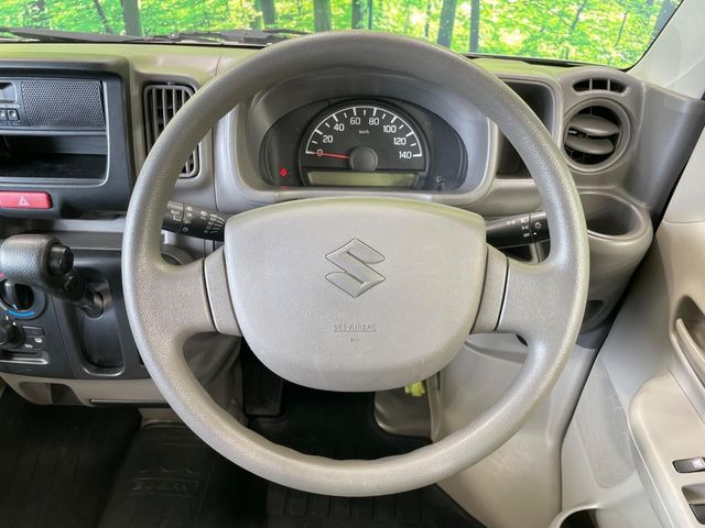 �C���e���A�ɍ��킹���f�U�C���̃X�e�A�����O�́A�^�]�������̂��Ƃ��l���A�^�]���₷���`��A�傫���ł��B�����x�A���ۂɐG���Ă��m���߂��������B